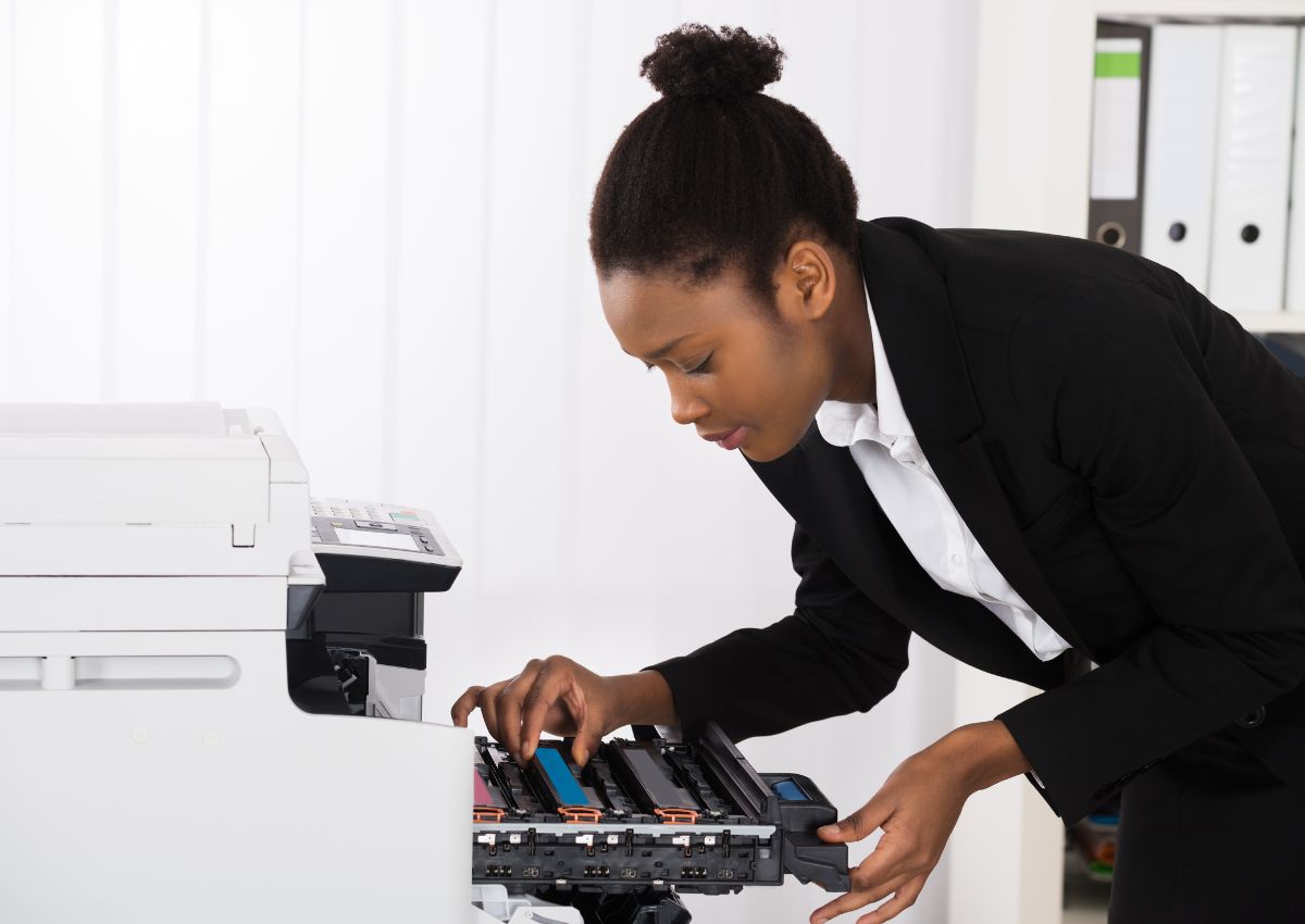 Tầm quan trọng của việc duy trì mức mực đầy đủ trong máy photocopy để đảm bảo chất lượng in ấn: