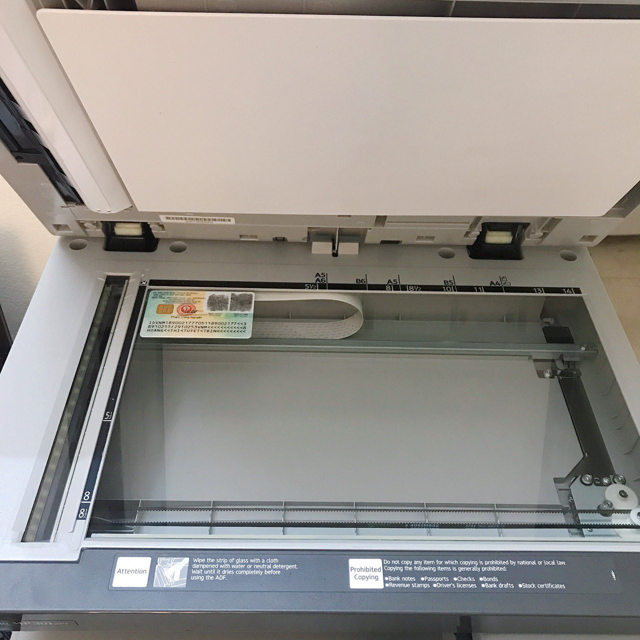 Cần đặt giấy CMND sát góc trái trên cùng của mặt kính máy photo Fuji Xerox